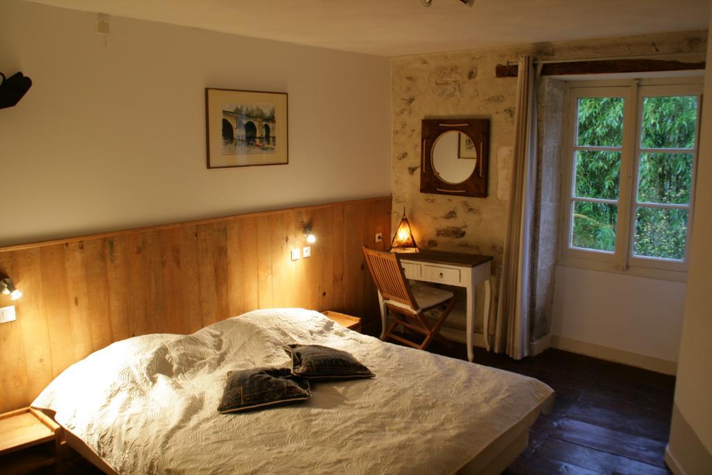 Bed and Breakfast Le Petit Mas D'Ile Saint-Germain-de-Confolens Экстерьер фото